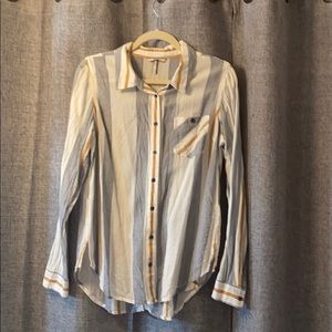 BKE blouse with button detail on back